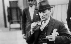 Şair ve Edipler Arasında Atatürk